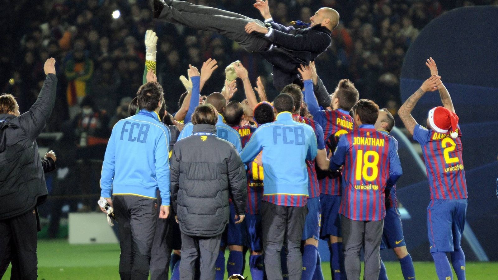 Foto: Guardiola, manteado por los jugadores del Barça durante su exitosa etapa como técnico azulgrana (Efe)