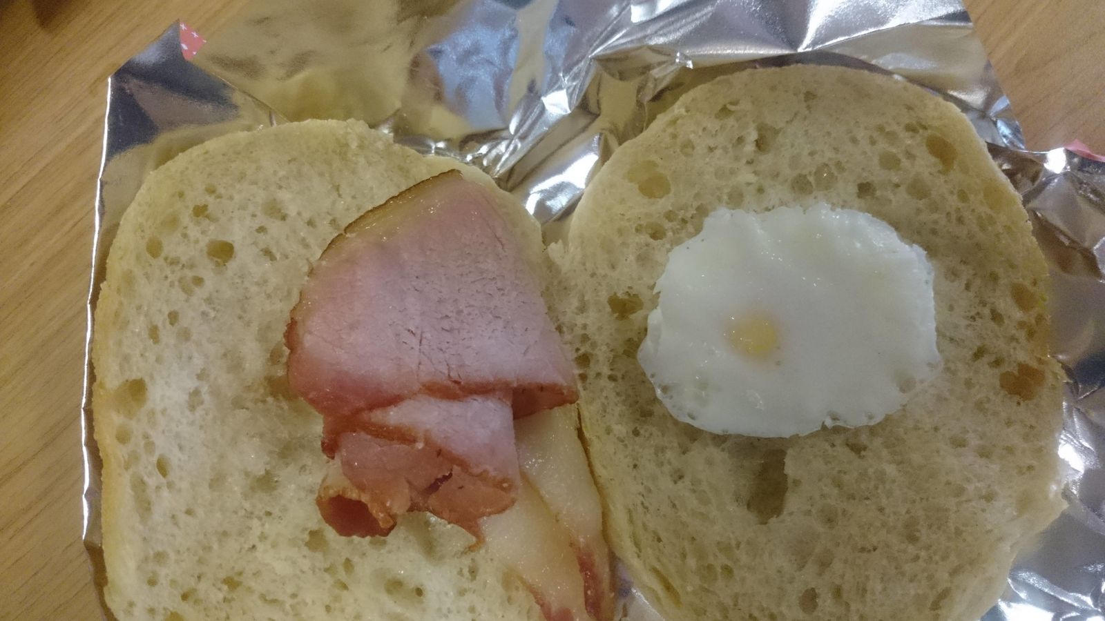 Foto: El bocadillo de huevo y bacon servido en el aeropuerto de Edimburgo. (Imgur)