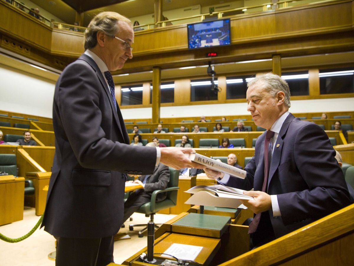 Foto: Alfonso Alonso regala el libro de Mariano Rajoy a Iñigo Urkullu en la sesión de control del Parlamento Vasco de este viernes. (EFE)
