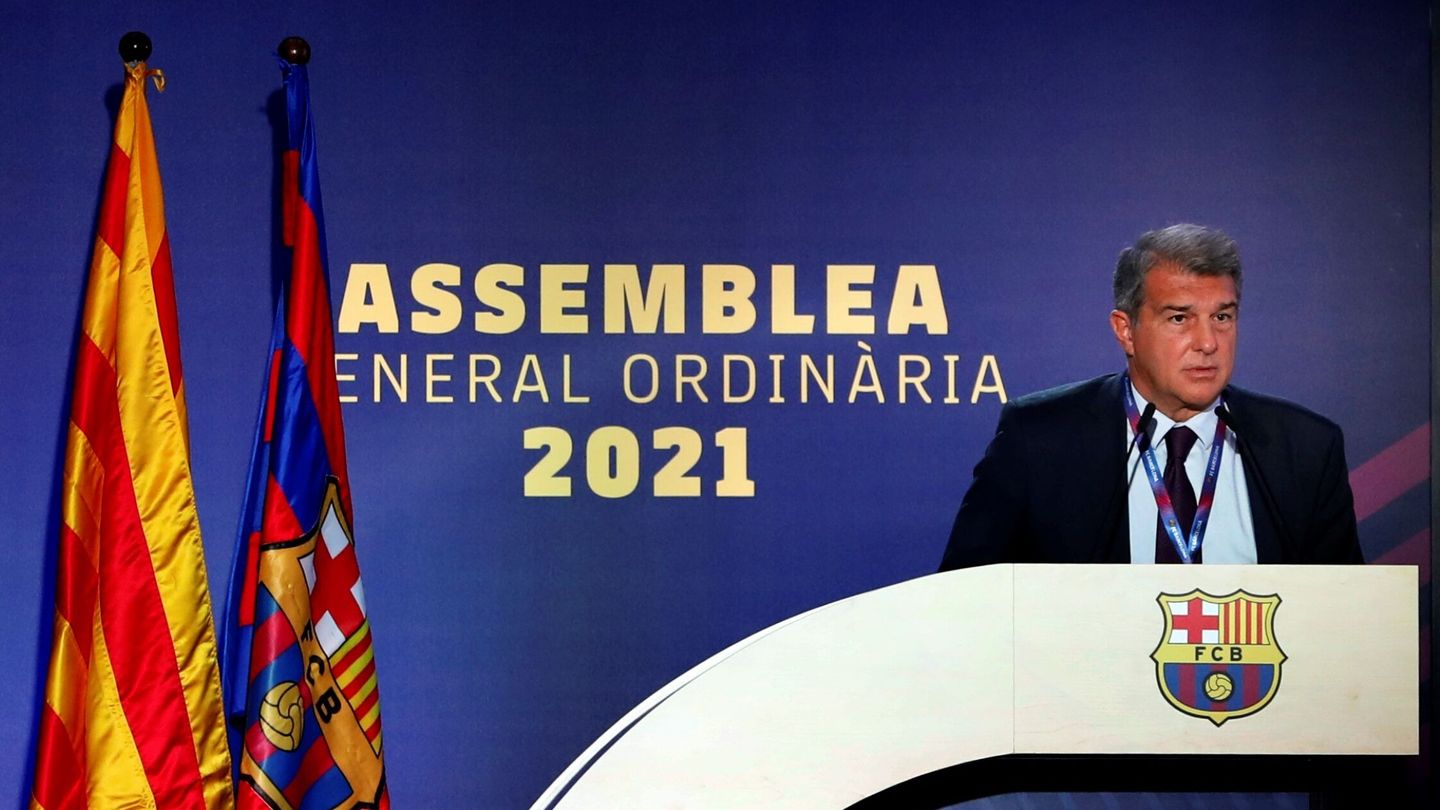 El presidente del FC Barcelona, Joan Laporta, durante la asamblea general de socios compromisarios en la que se aprobó la iniciativa. (EFE/Alberto Estévez) 