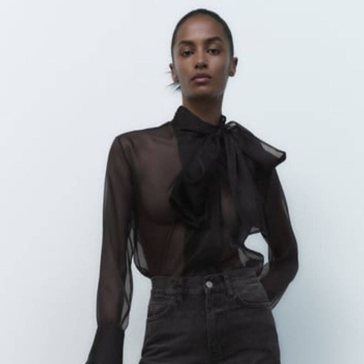 Elige tu blusa de Zara por 40 euros: en blanco en negro