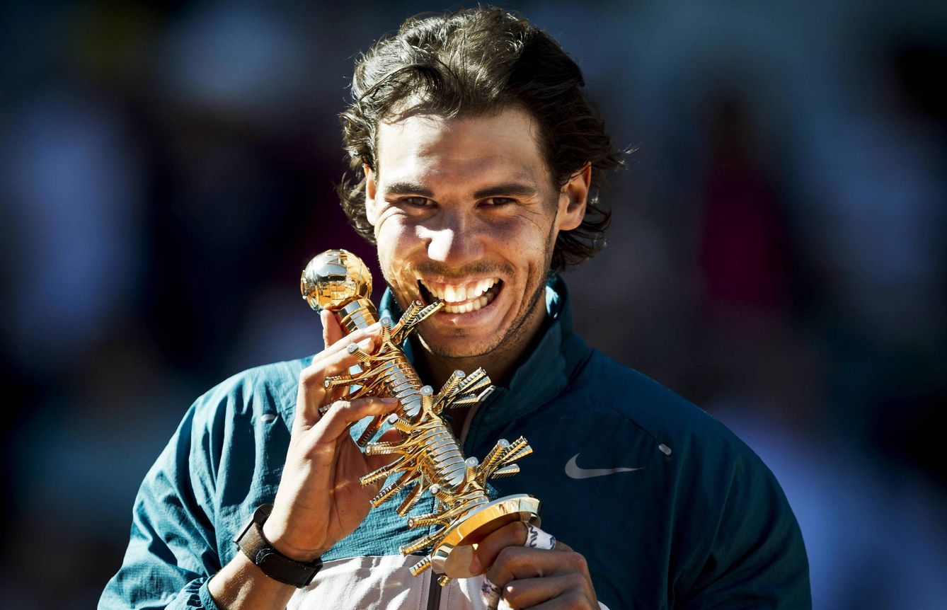 Nadal, con el trofeo del Mutua Madrid Open de 2013. (EFE/ Emilio Naranjo)