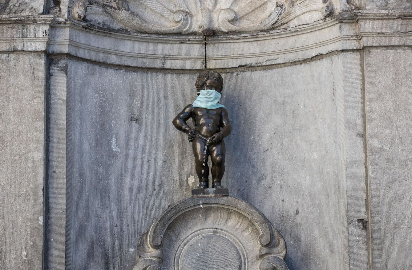 La estatua del Manneken-Pis, en Bruselas (Bélgica), luce una mascarilla. (EFE)