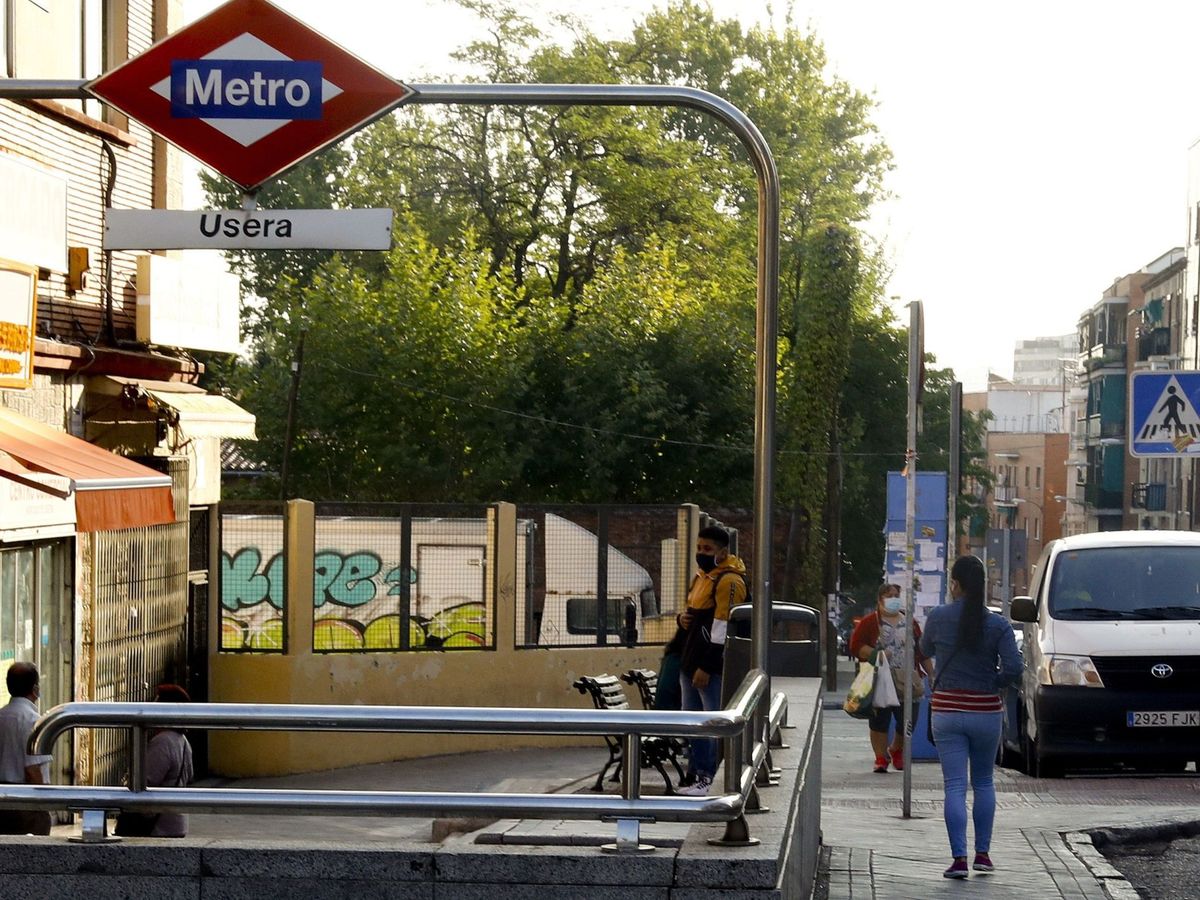 Foto: Acceso a la estación de metro de Usera (Madrid), uno de los barrios afectados por las restricciones sanitarias, este martes. (EFE)