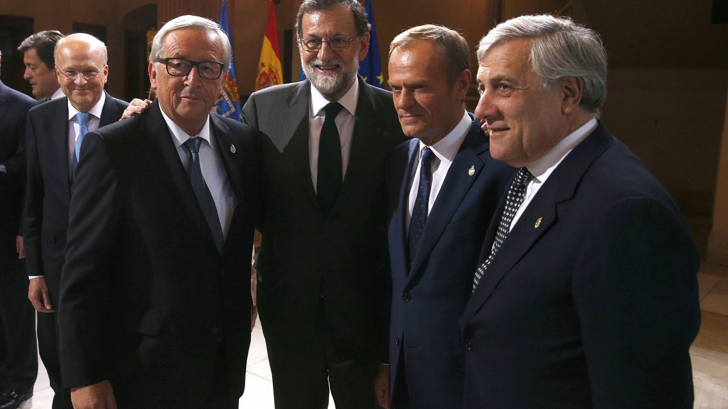Mariano Rajoy, junto a Jean-Claude Juncker (i), Donald Tusk y Antonio Tajani, este 20 de octubre, en los Premios Princesa de Asturias 2017. (EFE)