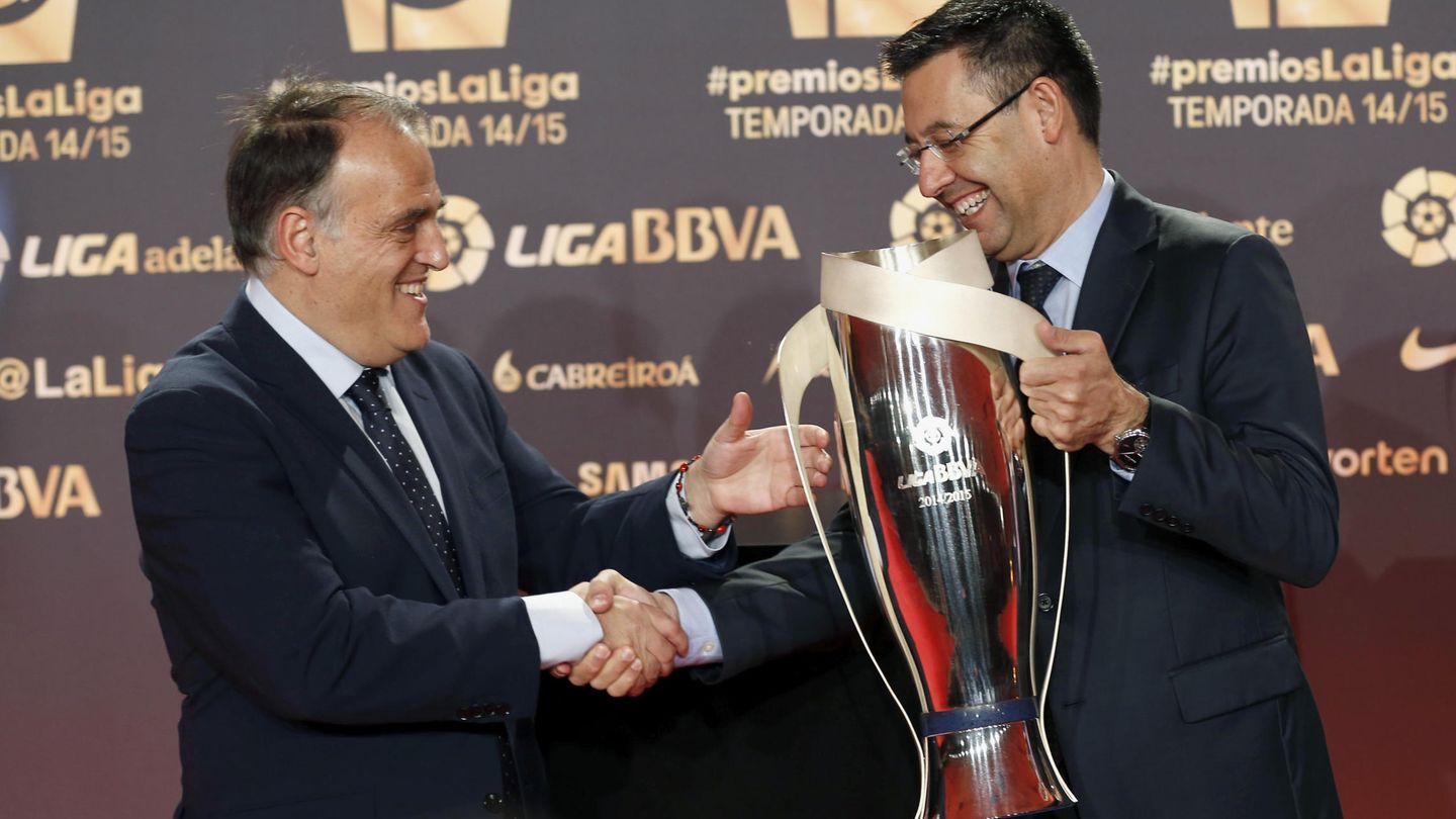 El presidente de LaLiga, Javier Tebas (i) junto al presidente del FC Bacelona, Josep Maria Bartomeu. (EFE)