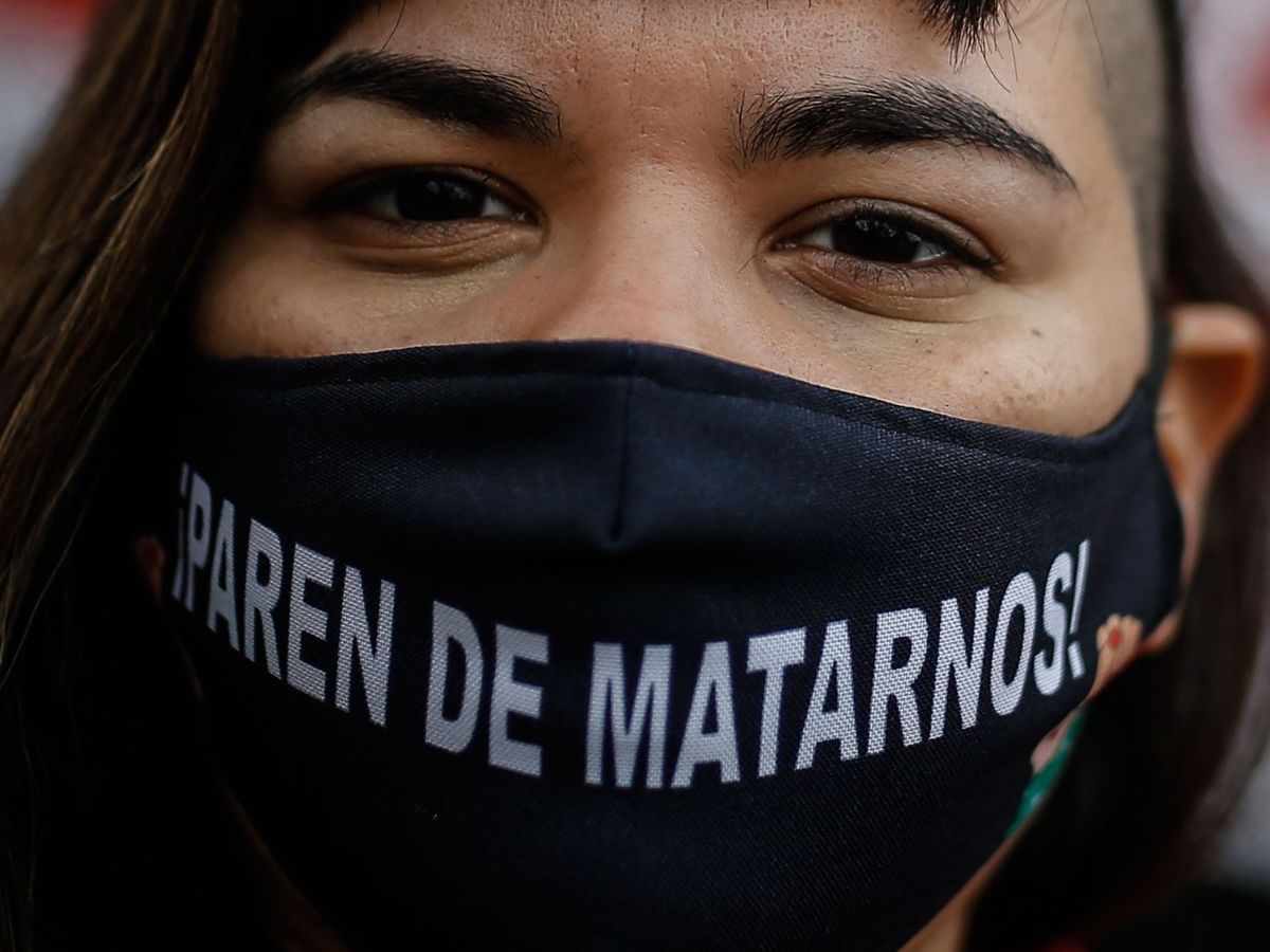Foto: Una mujer viste un tapabocas con el lema 'Paren de matarnos'. (EFE)