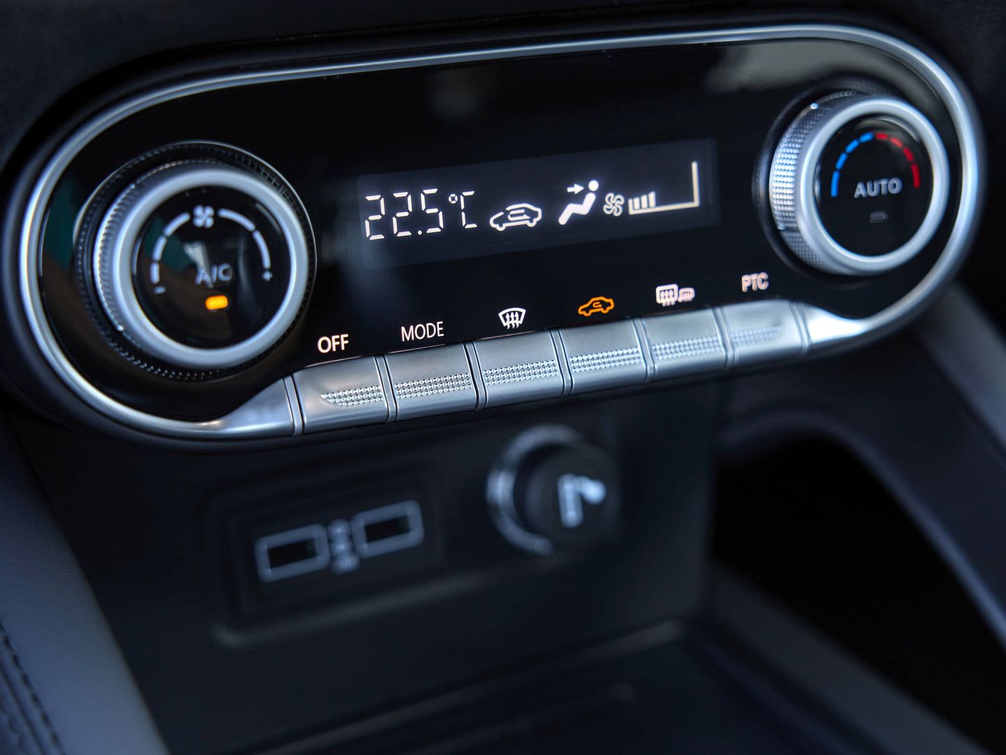 El climatizador tiene una configuración de lo más habitual, con ruletas y botones.
