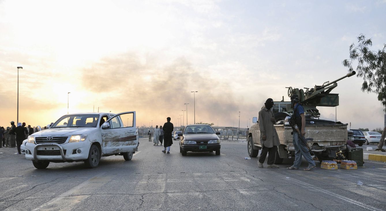 Milicianos del Estado Islámico en un checkpoint tras haber tomado la ciudad de Mosul, en junio de 2014. (Reuters)