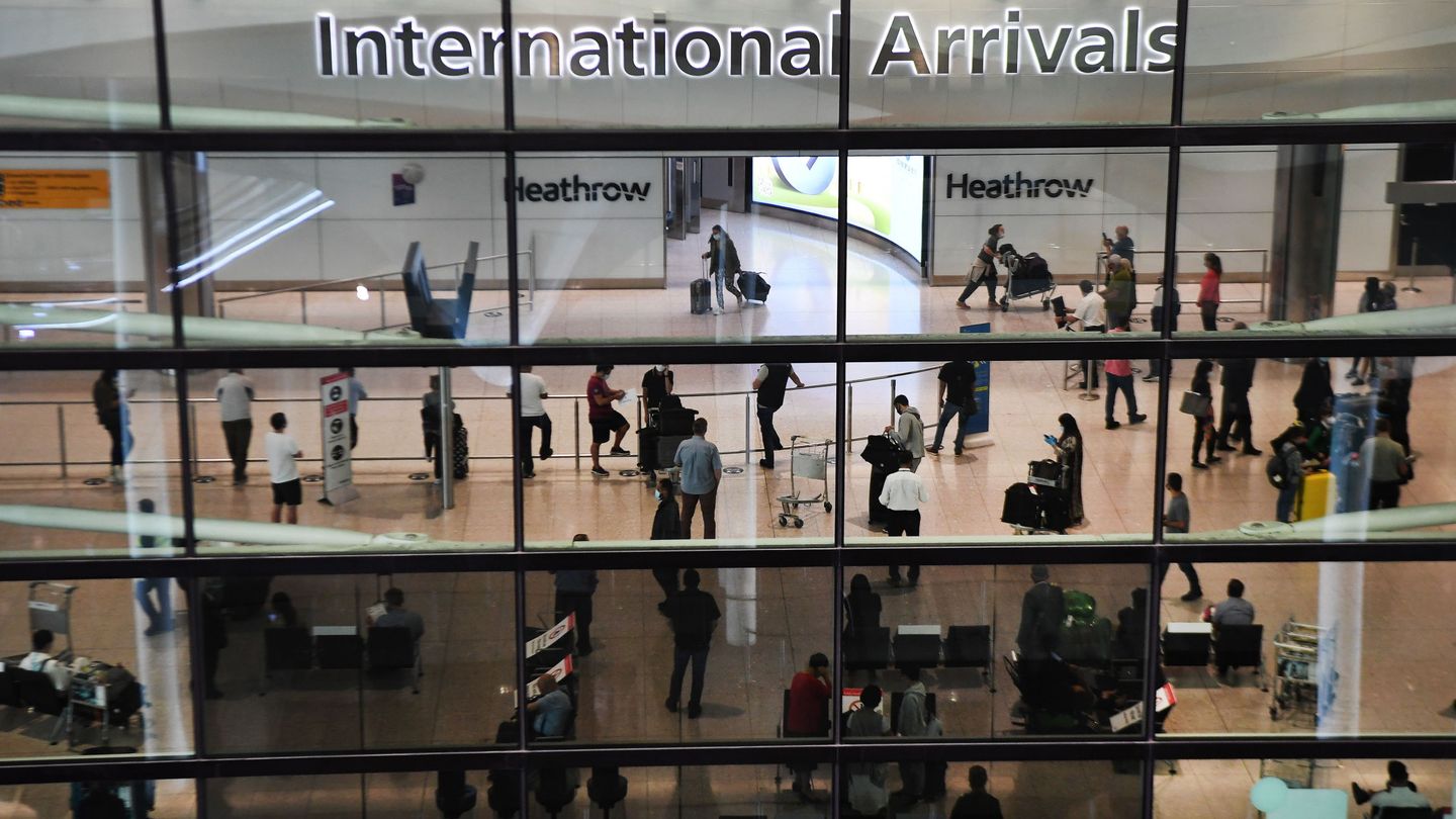 Pasajeros llegan al Heathrow Airport en Londres bajo las medidas de seguridad del covid. (EFE)