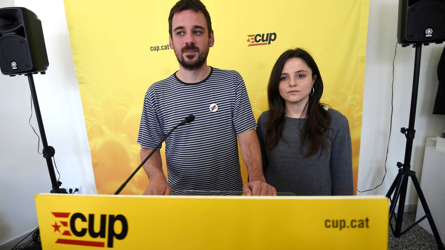 Los miembros de la CUP Lluc Salellas y Maria Sirvent, tras la reunión del consejo político. (EFE)