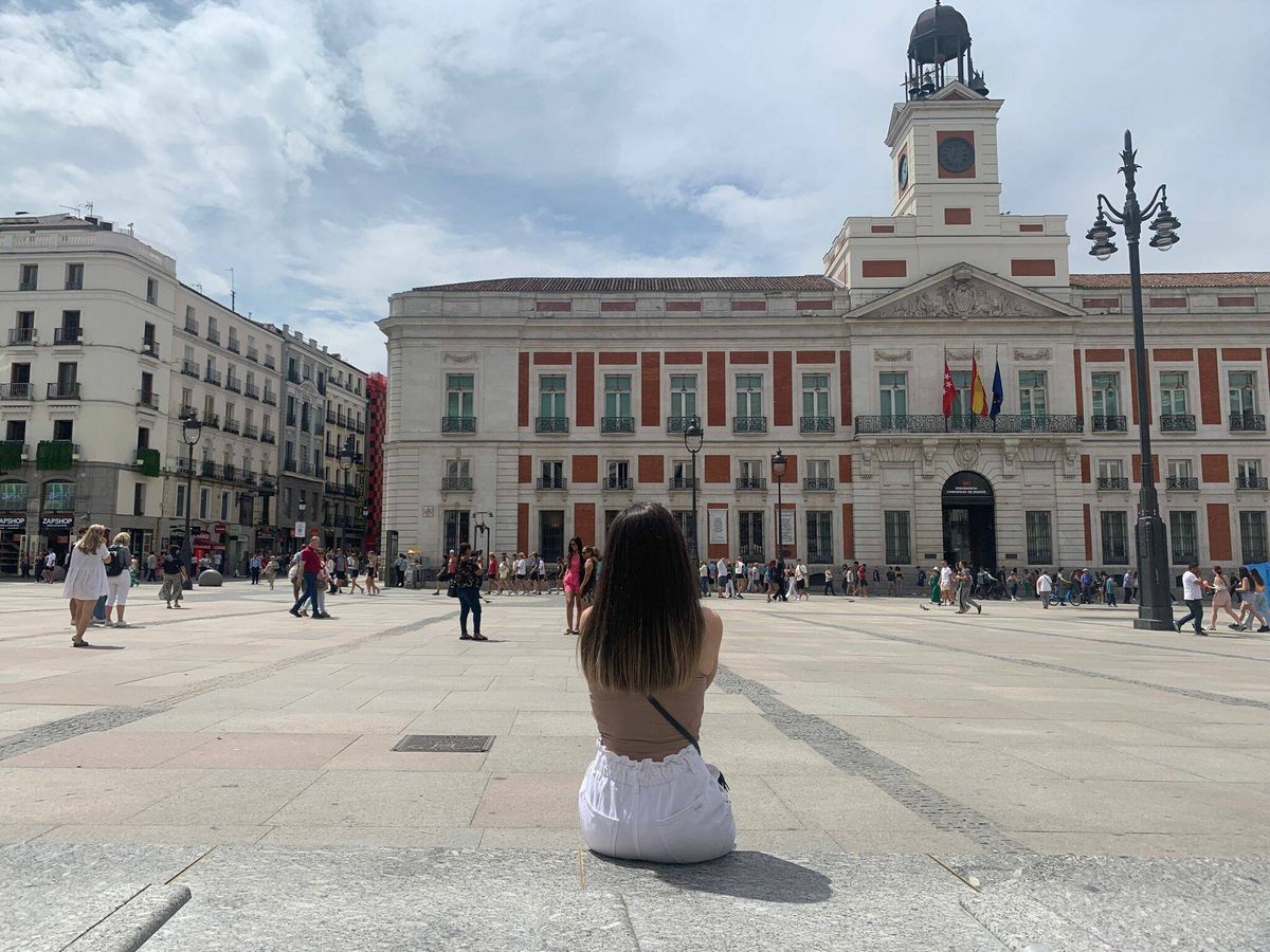 Foto: Una afectada de covid persistente en la Puerta del Sol de Madrid. (Cedida)