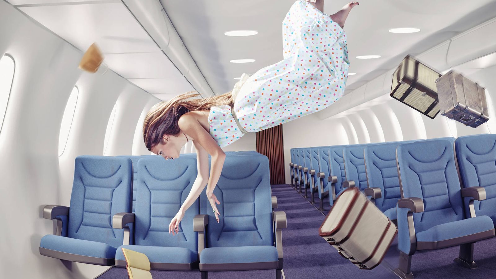 Foto: Una mujer da una vuelta de campana en un avión. (iStock)