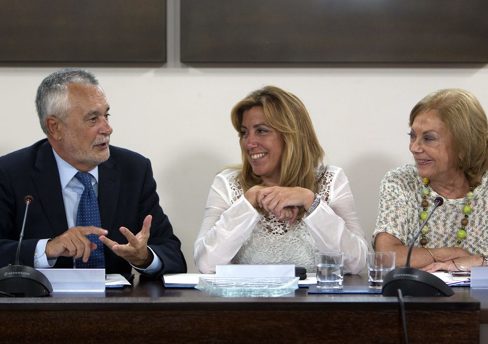 Foto: Susana Díaz, junto a Griñán y la presidenta del PSOE-A Amparo Rubiales (EFE)