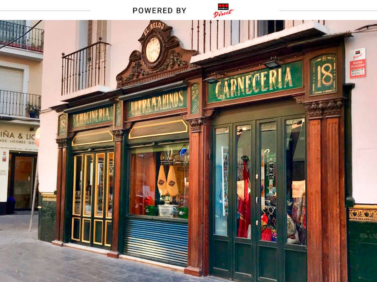 Foto: Fachada de El Reloj de Arfe, la tienda de ultramarinos más antigua de Sevilla.
