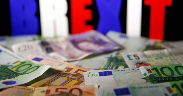 Foto: Euros y libras bajo las letras de la palabra Brexit en una ilustración. (Reuters)