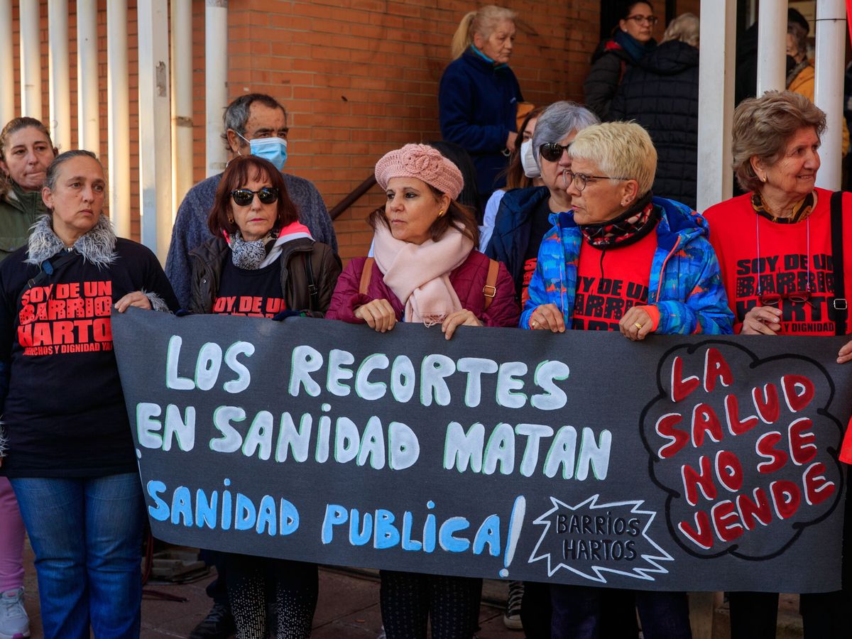 Foto: Concentración en defensa de la atención primaria en Sevilla. (EFE/Julio Muñoz)