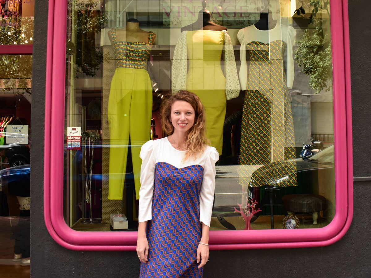 Foto: Ksenia Karpenko, frente a sus diseños, en la tienda madrileña Tul Vintage. (I. C.)