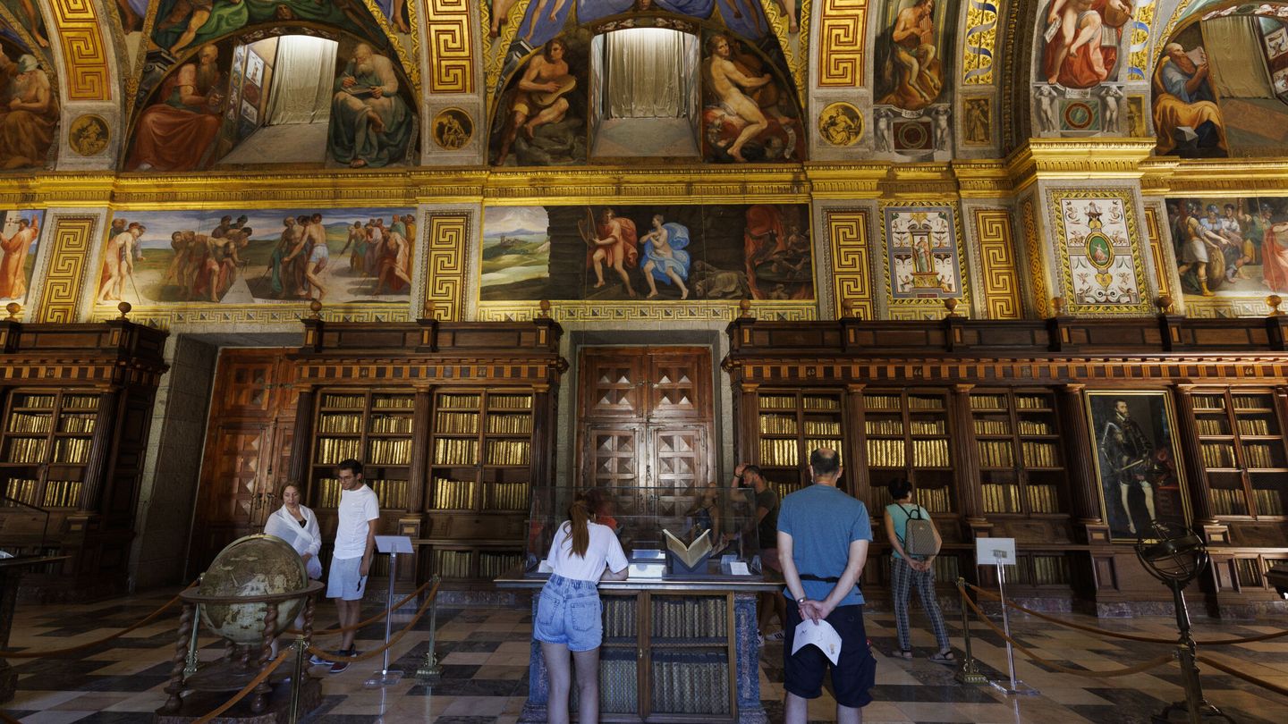 Biblioteca del Real Monasterio de El Escorial. (EFE/Sergio Pérez)