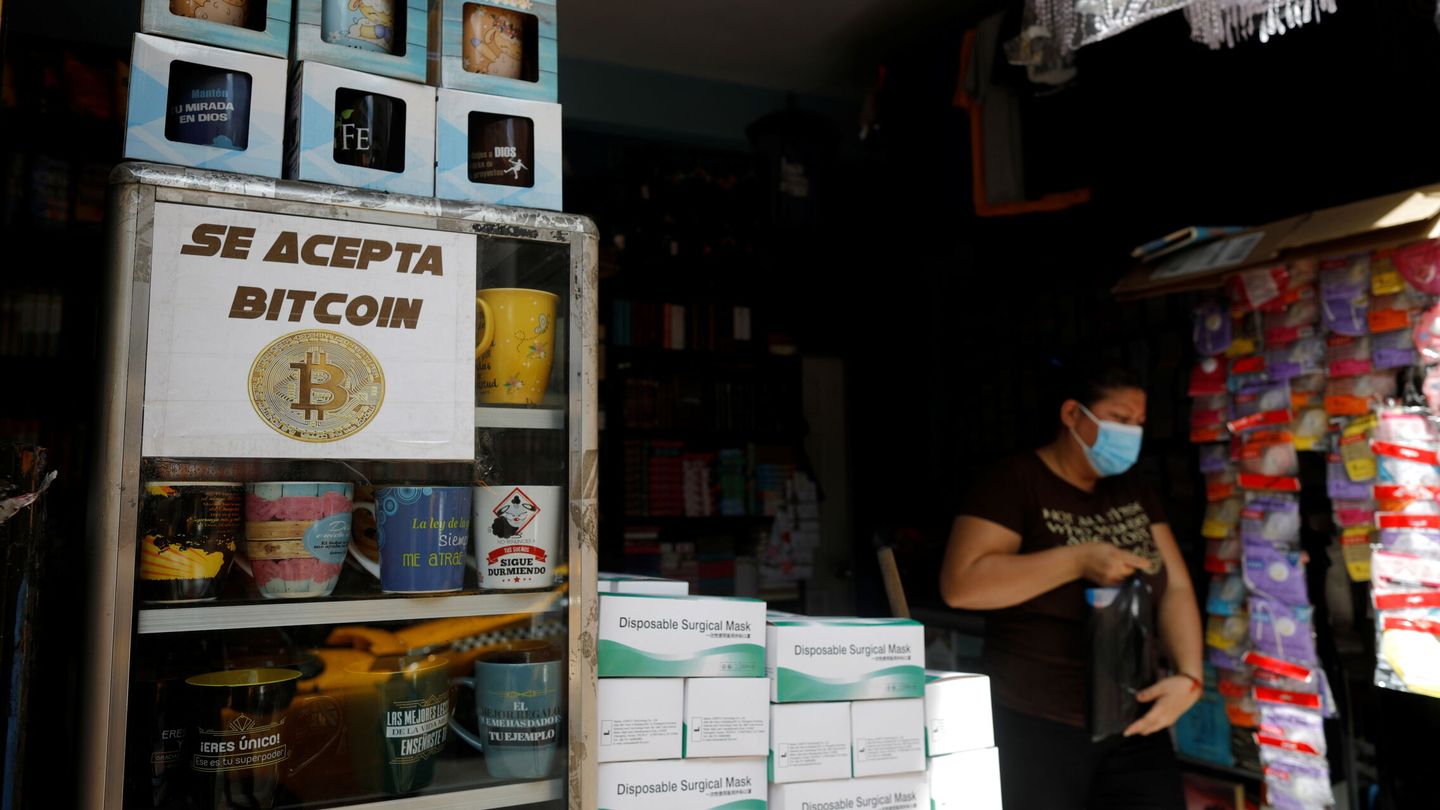 Un comercio en El Salvador en el que se aceptan Bitcoins. (Reuters)