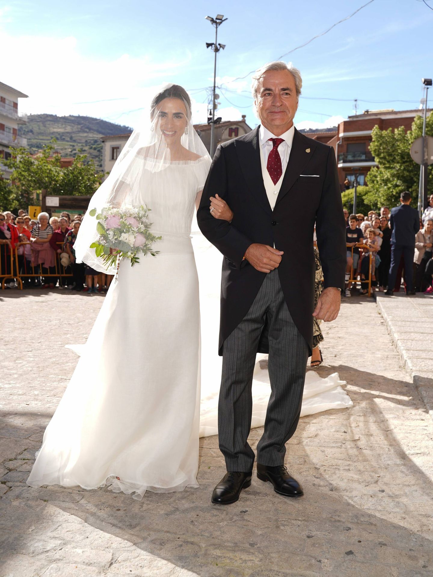 Blanca Sainz llega a la iglesia del brazo de su padre. (Cordon Press)