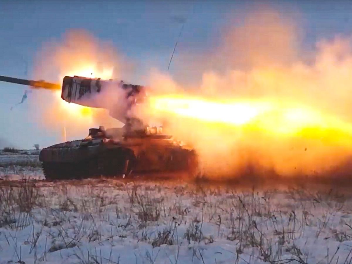 Foto: Imagen extraída del vídeo del folleto del Ministerio de Defensa ruso que muestra un lanzacohetes durante simulacros militares cerca de Orenburg. (EFE/Ministerio de Defensa ruso)