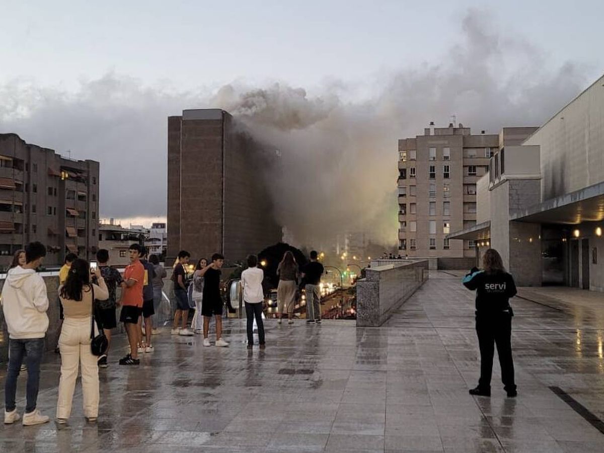Foto: El Hotel Meliá Los Lebreros envuelto en el humo del incendio. Foto: A.M.R.