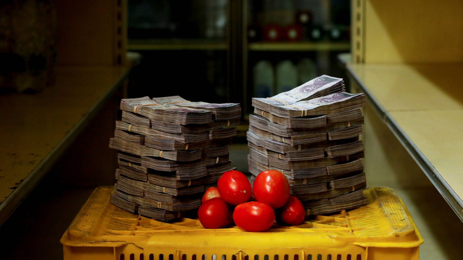 Foto: Un kilo de tomates junto a 5.000.000 de bolívares en un pequeño mercado de Caracas. (Reuters)