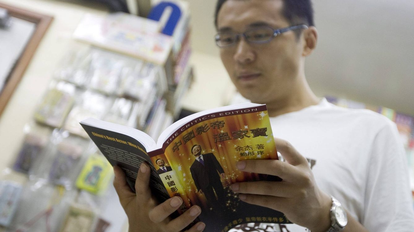 Foto: Un curioso ojea el libro "El mejor actor de China: Wen Jiabao", escrito por el disidente chino Yu Jie, en una librería de Hong Kong (EFE)