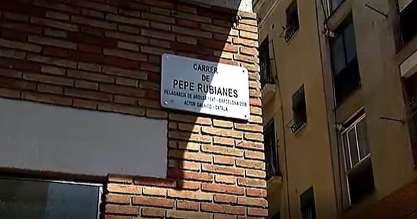 Foto: El Ayuntamiento de Barcelona renombra una calle de la Barceloneta.