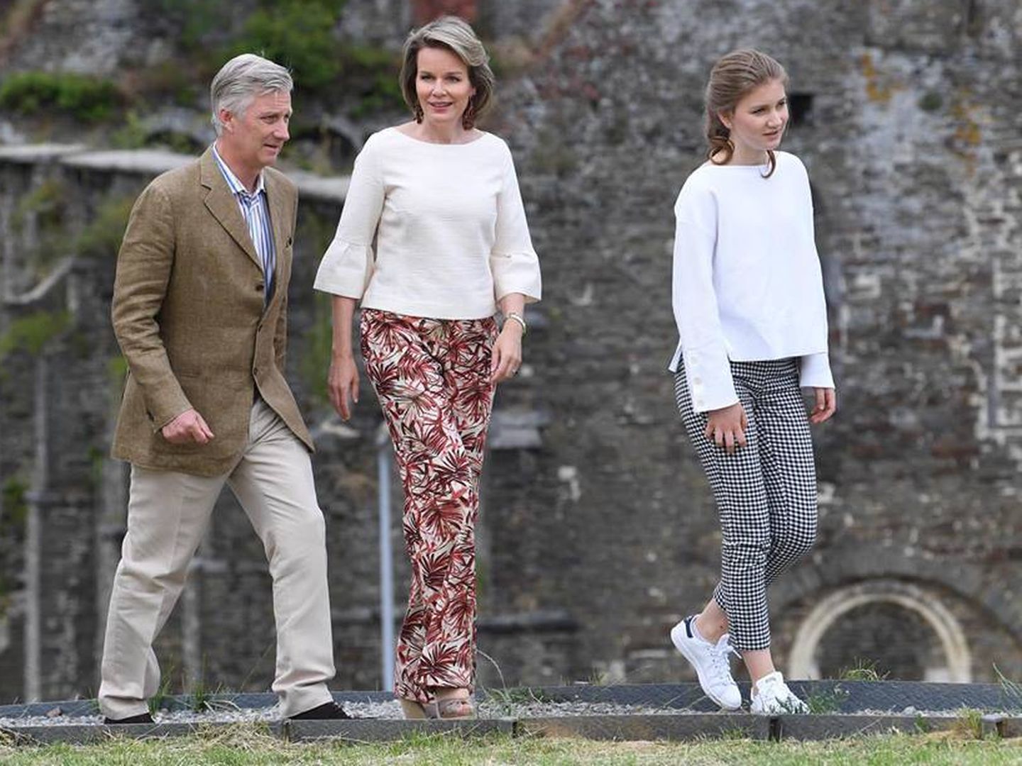 Los reyes de los belgas, con su primogénita, la princesa Elisabeth. (Facebook)