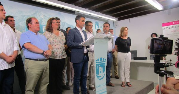 Foto: El alcalde de Marbella, José Bernal, ante los medios de comunicación tras el anuncio de la moción. (A. G.)