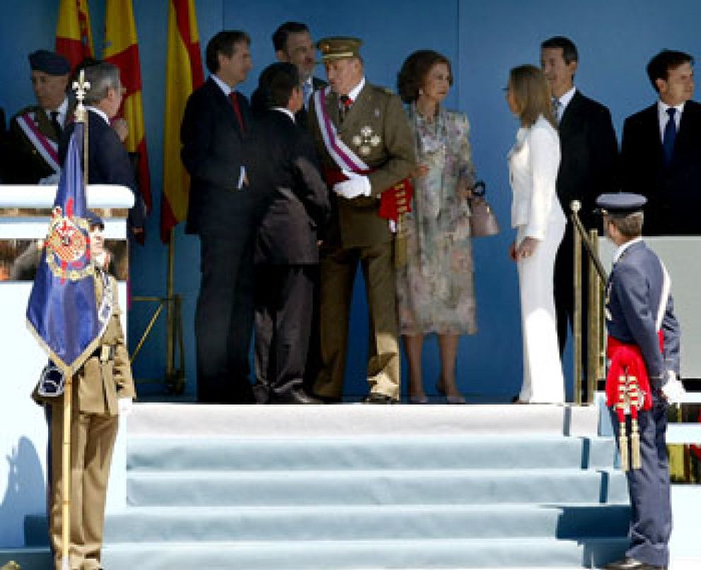 Foto: Los Reyes cierran el Día de las Fuerzas Armadas con un homenaje a la bandera