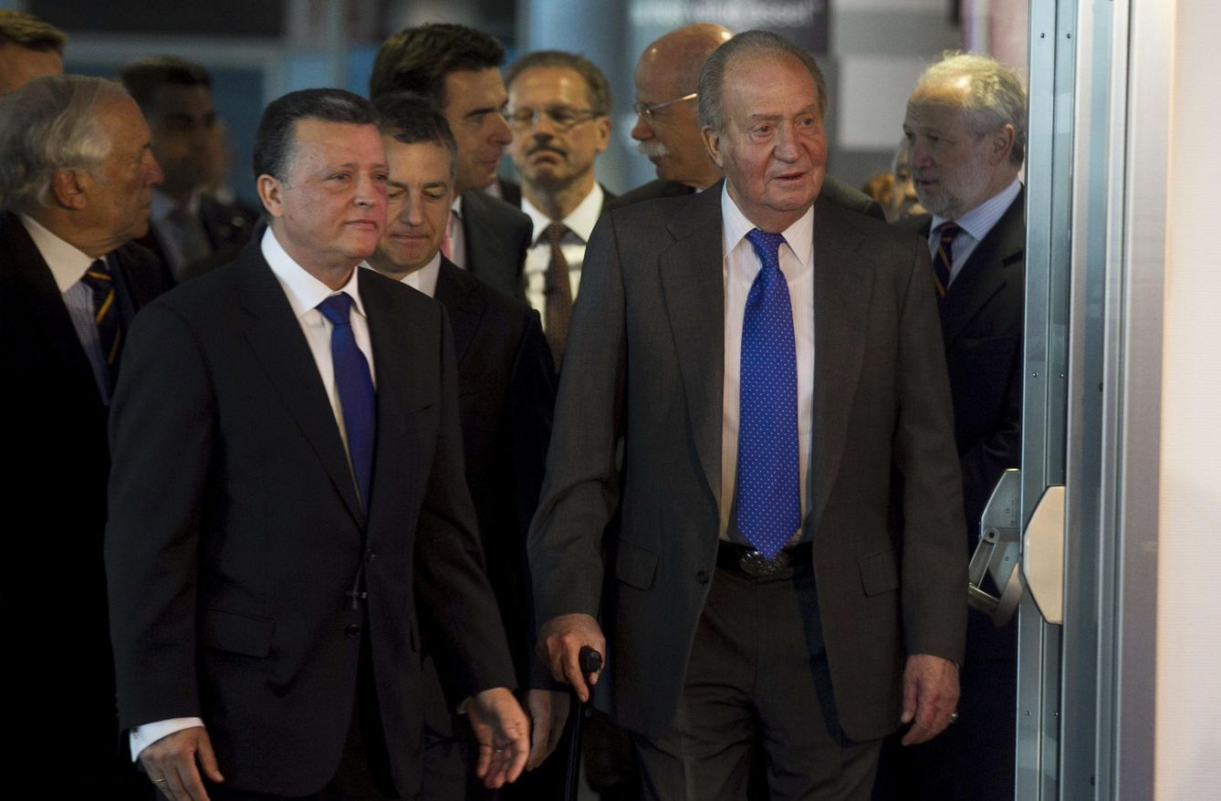 Emilio Titos junto al rey Juan Carlos en una visita del monarca a la planta de Vitoria en 2014. (EFE)