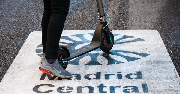 Foto: Muchos han optado por un patinete ante las restricciones de Madrid Central. (C. Castellón)
