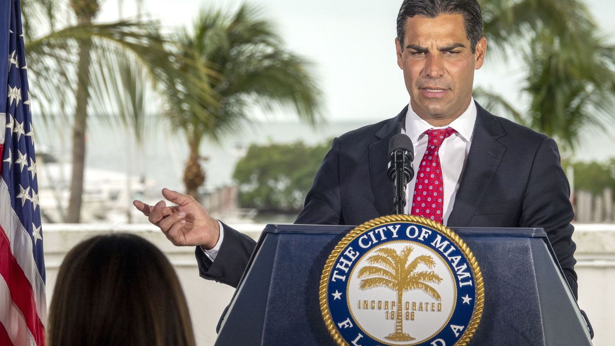 El alcalde de Miami sugiere ataques aéreos contra Cuba: "EEUU necesita intervenir"