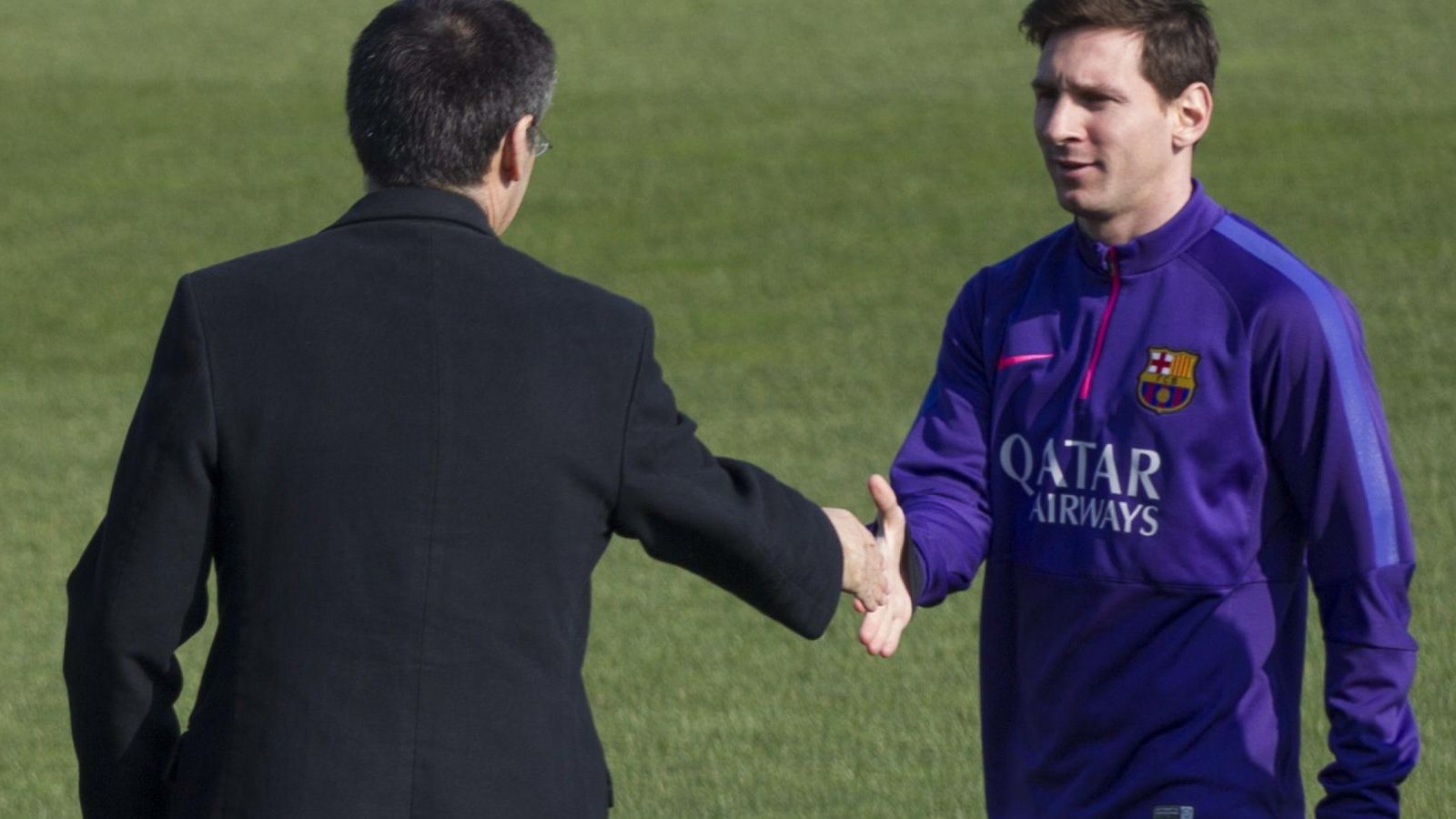 Foto: Josep María Bartomeu saluda a Leo Messi (EFE)