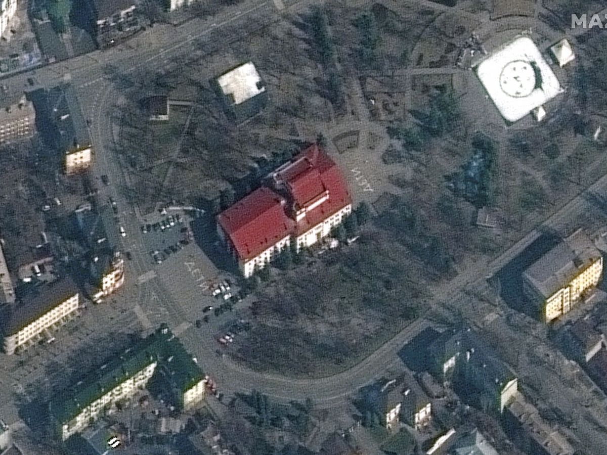 Foto: Una imagen de satélite del teatro antes del bombardeo, donde se podía leer la palabra 'niños' escrita en el suelo. (Reuters)