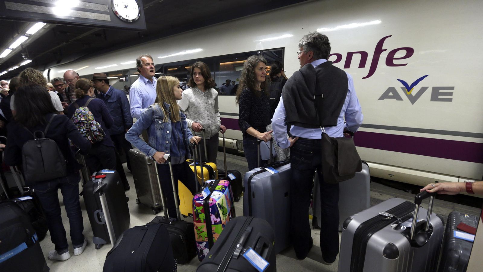 Foto: Pasajeros en la estación de Sants, en Barcelona. (EFE)