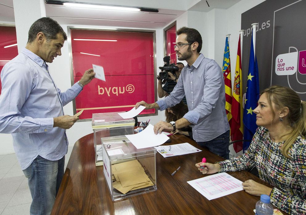 Foto: Cantó, depositando su voto en la mañana del sábado en la sede de UPyD de Valencia. (Efe)
