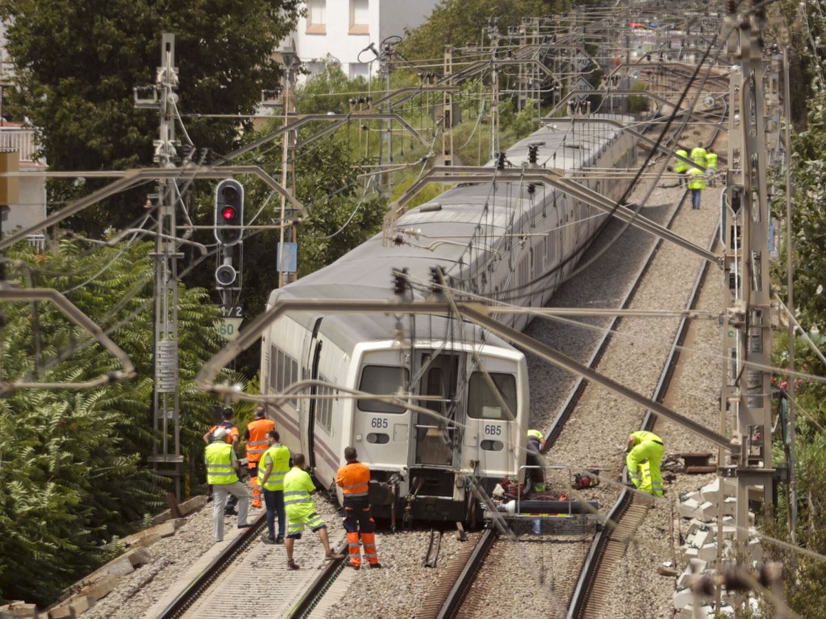 Foto: Un tren Talgo Valencia-Barcelona que iba sin pasajeros ha descarrilado este martes en la estación de Sitges. (EFE/Quique García)