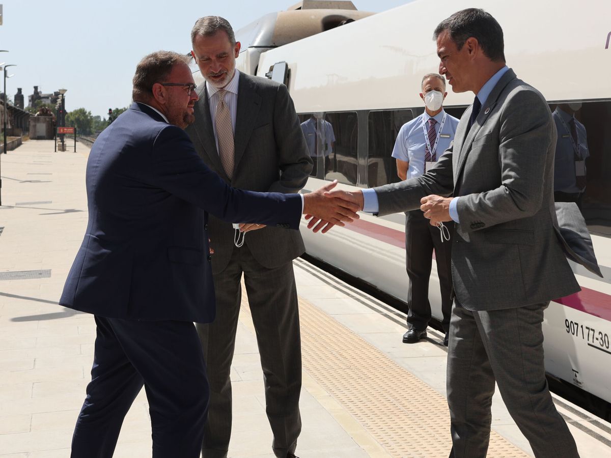 Foto: Felipe VI y el presidente del Gobierno, Pedro Sánchez, en el viaje inaugural del tren extremeño. (EFE/Jero Morales)