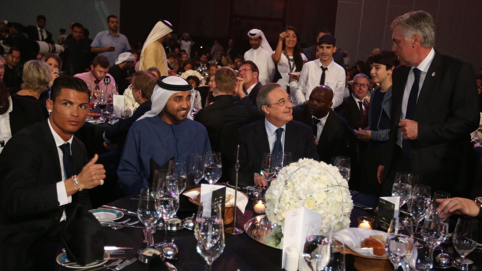 Foto: Carlo Ancelotti (d), Cristiano Ronaldo (i), y el presidente del Real Madrid, Florentino Pérez (2-d), junto a un jeque en la gala de premios "Globe Soccer" celebrada en el hotel Atlantis luxuary de Dubái (EAU). EFE/ALI HAIDER