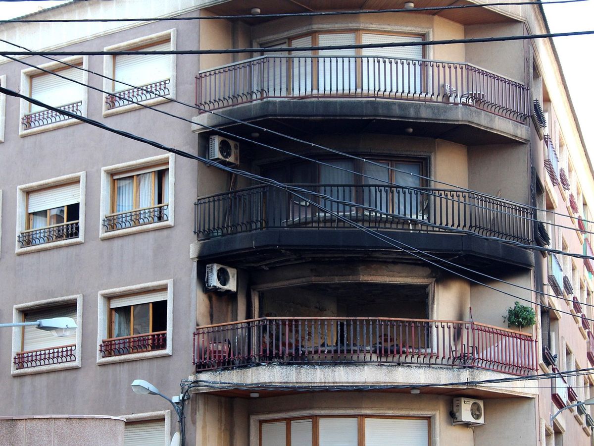 Foto: Vista de la vivienda en la que dos personas han muerto por un incendio. (EFE)