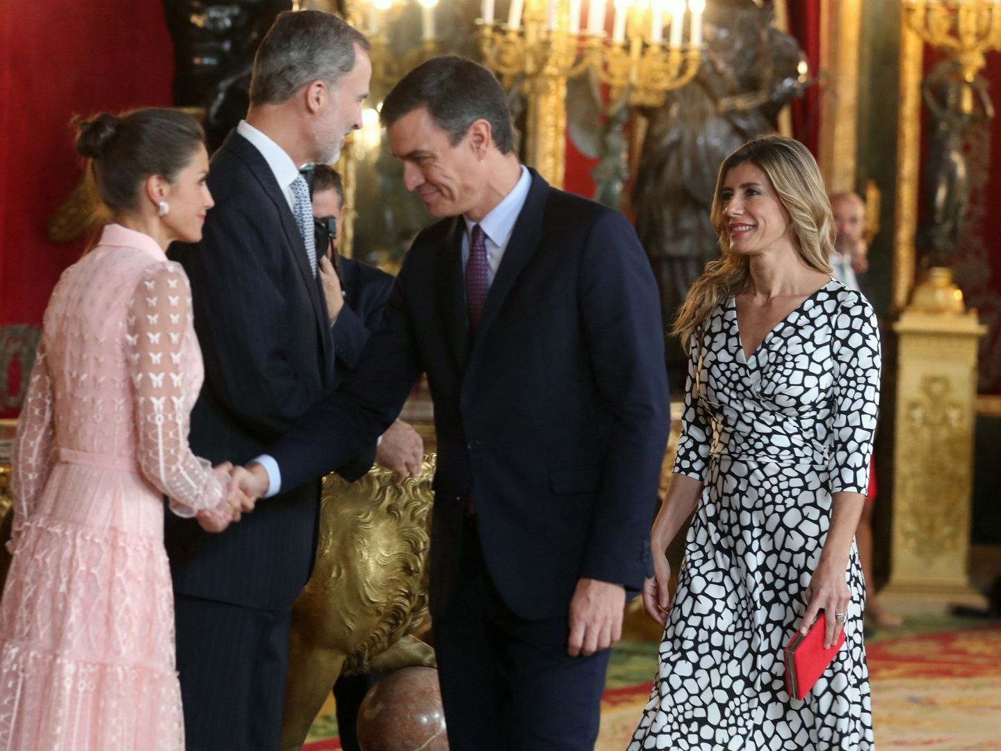 Los Reyes, saludando al presidente del Gobierno y su mujer. (EFE)