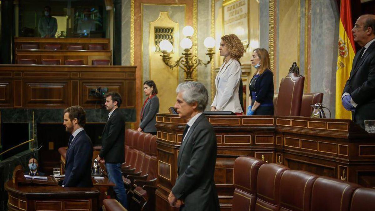 Casado martillea a Sánchez con "sus errores" y arranca al Congreso un minuto de silencio