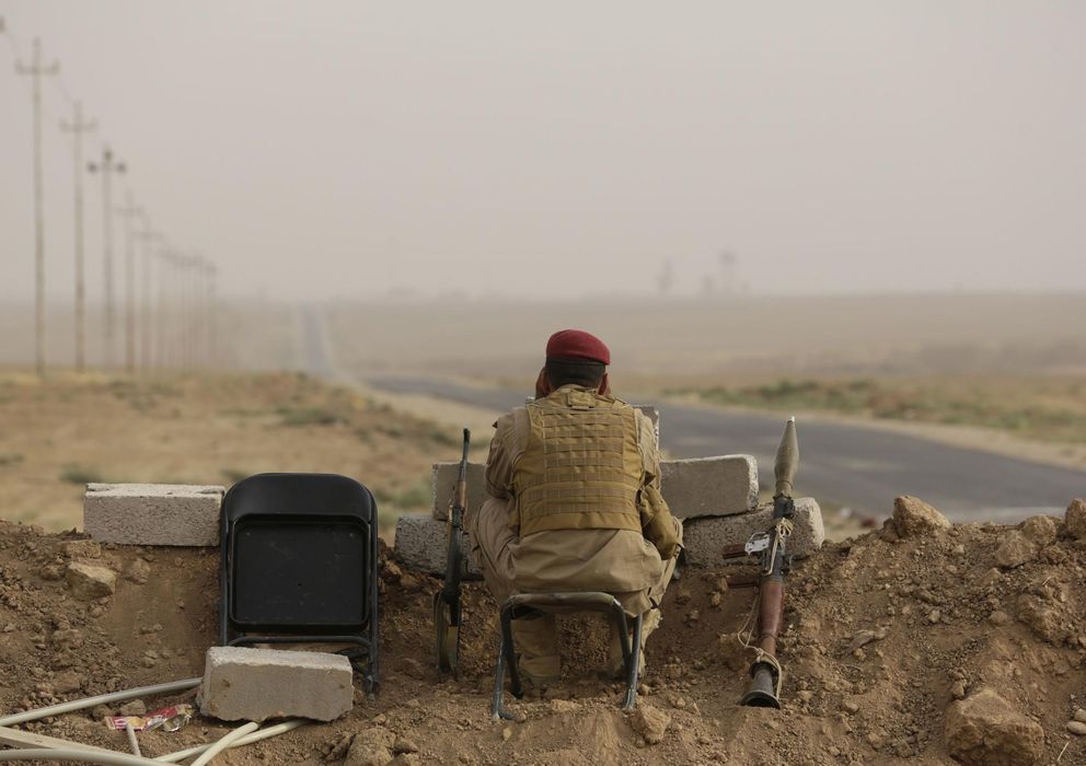 Foto: Un combatiente kurdo observa las posiciones del Estado Islámico cerca de Mosul, en el norte de Irak (Reuters).