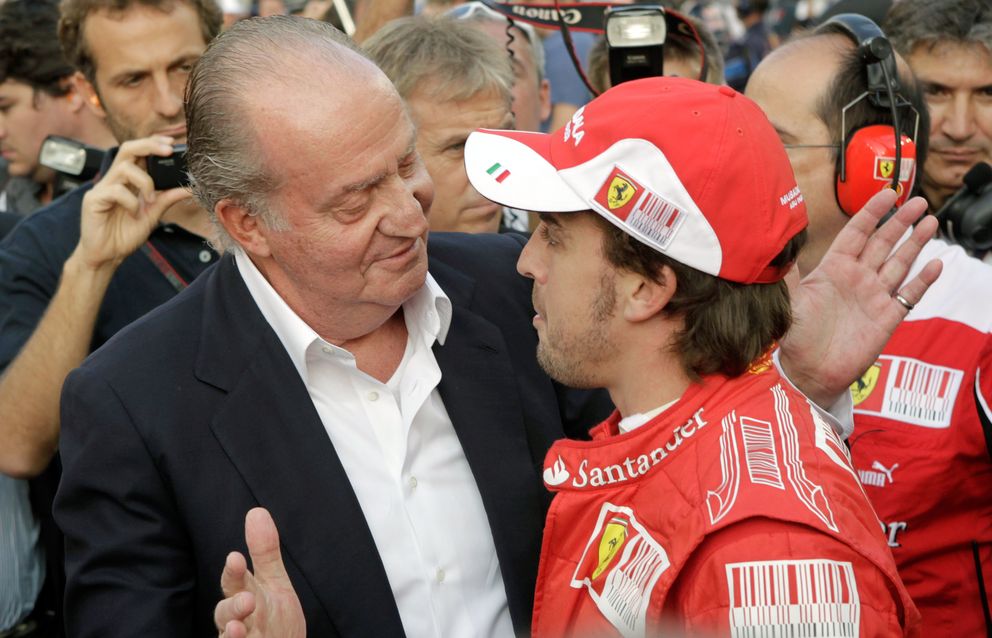 Don Juan Carlos y Fernando Alonso en noviembre de 2010 (Gtres)