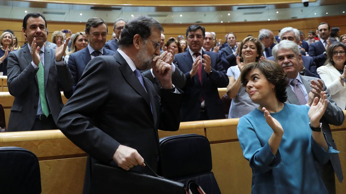 Vídeos: una 'indepe' entrega a Rajoy un libro sobre Cataluña y este le da la Constitución