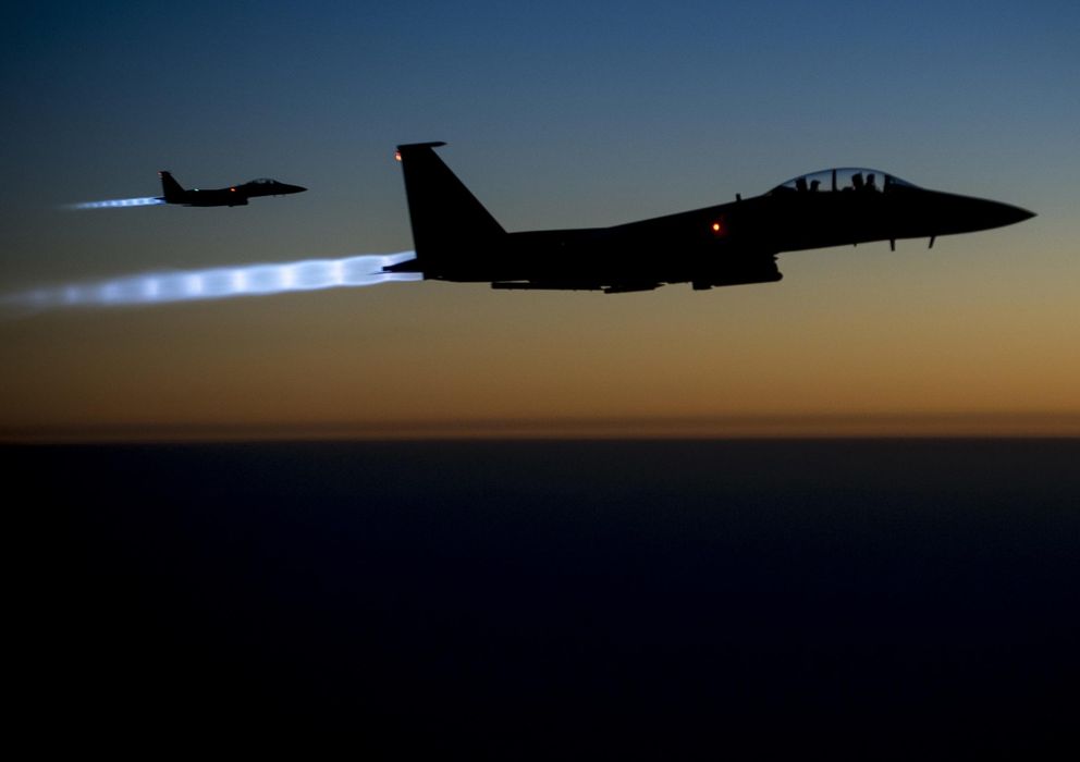 Foto: Dos F-15E estadounidenses vuelan sobre el norte de Irak tras atacar posiciones del Estado Islámico en Siria. (Reuters)